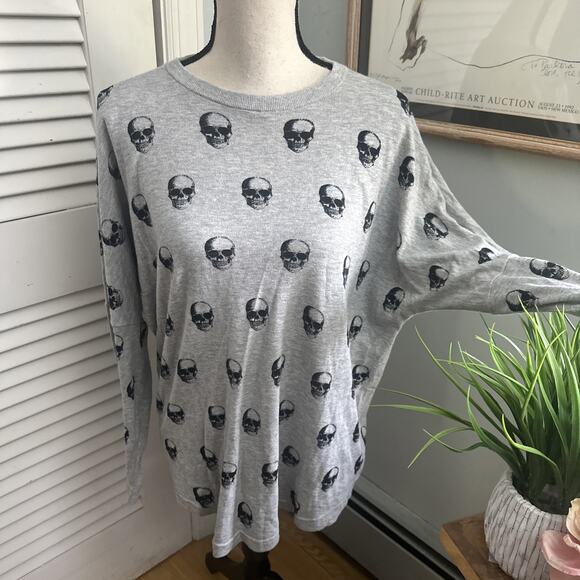 SKULL CASHMERE Top Womens Medium Gray 100% Cotton Skull Print Halloween Horror - Picture 1 of 10